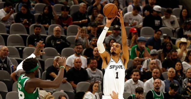 皇冠体育官网-福克斯：绿军居然沉退防文班 突破回传就是空位