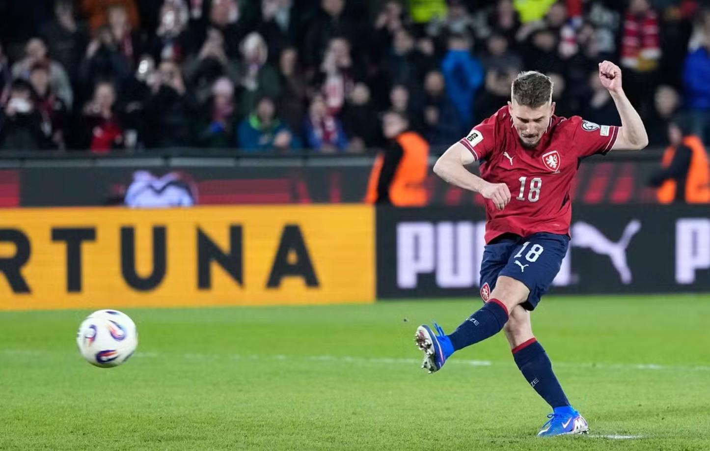 捷克中场：踢丹麦之前我们练了一周点球；绍切克告诉我该怎么踢