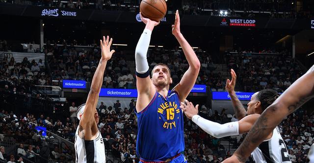 皇冠体育登录-约基奇23+8斯特劳瑟25分 掘金力克马刺豪取12连胜